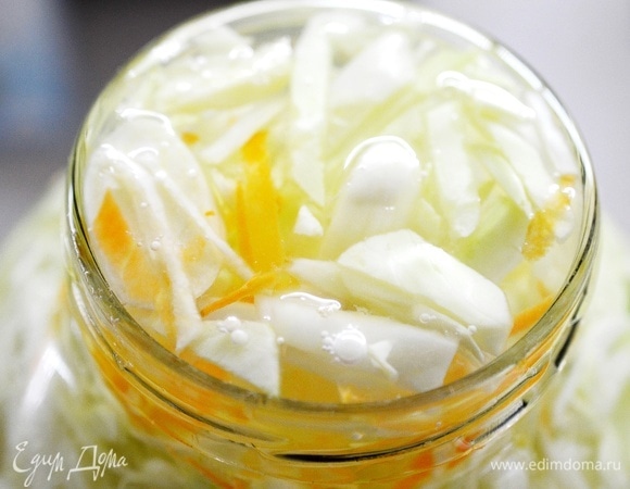 Банку с капустой поставьте в миску, так как рассол будет выливаться. Влейте рассол по самое горлышко.