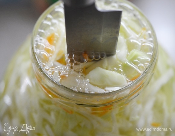 Оставьте капусту при комнатной температуре на 2 суток. Несколько раз в день протыкайте капусту в банке длинным острым ножом. Если этого не делать, то готовая капуста будет горчить.