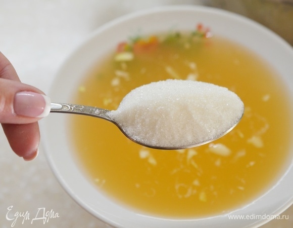Затем рассол слейте, добавьте сахар, дождитесь его растворения.
