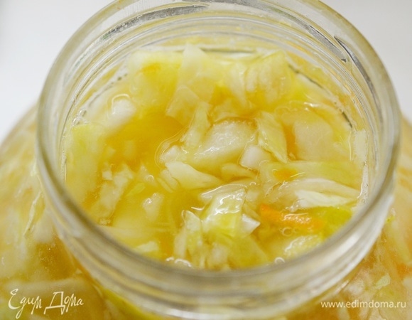 Влейте рассол с сахаром обратно в банку.