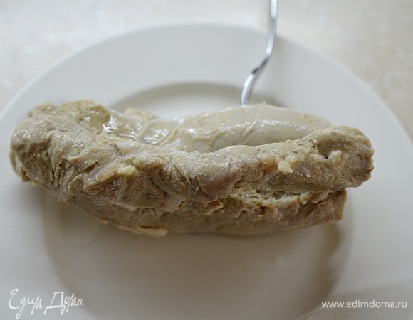 Мясо помойте, залейте водой, доведите до кипения, варите около 1 часа, снимая пену. Достаньте мясо из бульона.