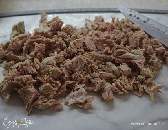 Нарежьте мясо и верните в бульон.