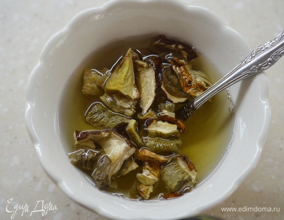 Грибы предварительно вымойте, залейте кипятком и оставьте минут на 10.