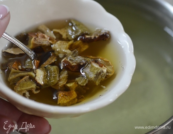 Влейте грибы вместе с жидкостью в бульон. Все это время суп варится на небольшом огне.