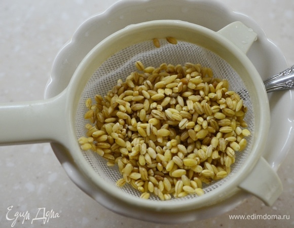 Перловку промойте, добавьте в суп.