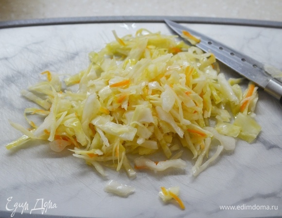 Квашеную капусту можно нарезать и добавить в суп.