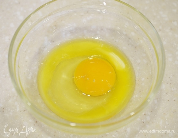 Вбейте яйцо.