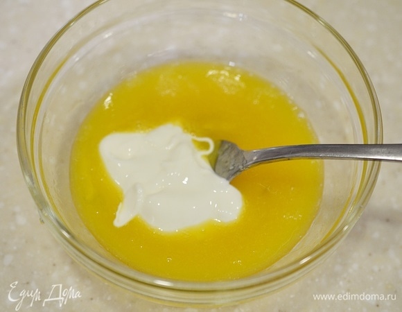 Добавьте кефир.