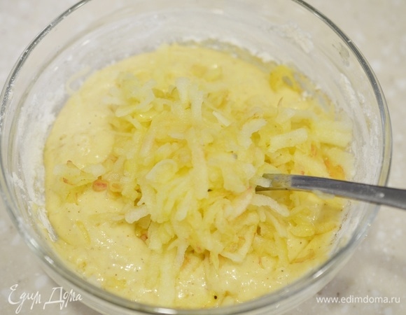 Яблоко почистите и натрите на терке, добавьте в тесто. Все хорошо перемешайте.