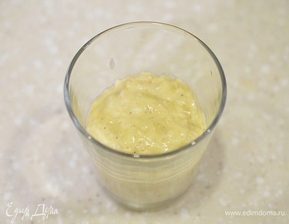 Каждый стакан или чашку наполните наполовину тестом.