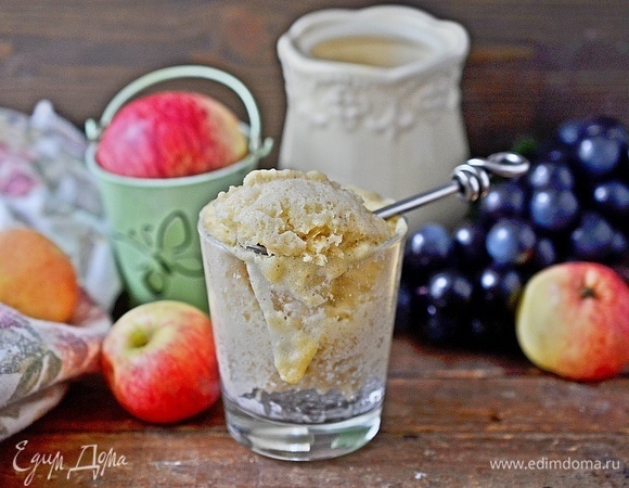 Поставьте в микроволновку и выпекайте 2 минуты при мощности от 500 до 1000 Вт. Если мощность выше, то готовьте 1,40 минуты. Ориентируйтесь на свою печь. Времени может понадобиться чуть больше, но пирог должен хорошо пропечься. Приятного аппетита!