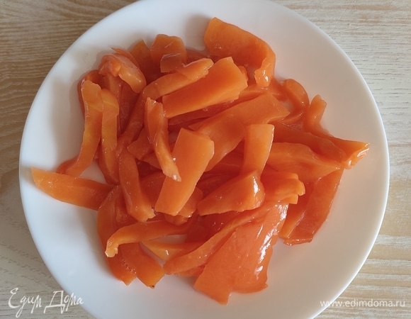 Тыкву очистить от кожуры и семян, залить водой и проварить до мягкости. При желании можно запечь в духовке. Остудить и пюрировать погружным блендером.