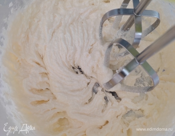 В сливочное масло комнатной температуры добавить сахар, ванилин, соль и взбивать в пышную белую массу примерно 4–5 минут.