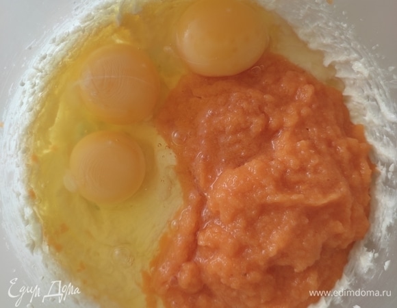 К масляной смеси добавить яйца и тыквенное пюре.