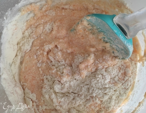 Далее добавить муку, просеянную с разрыхлителем. Муку добавлять постепенно, аккуратно вмешивая лопаткой до объединения ингредиентов.