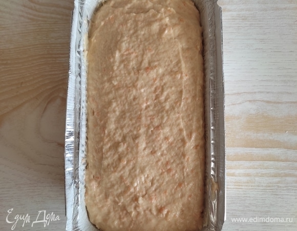 Выложить тесто в форму, разровнять. Поставить выпекаться в духовку при 180°C на 45–60 минут. Готовность проверяйте деревянной шпажкой, она должна быть сухой.
