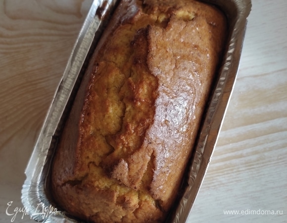 Даем впитаться сиропу примерно 10 минут, достаем кекс из формы и при желании посыпаем сахарной пудрой. Кекс не будет влажным! 
