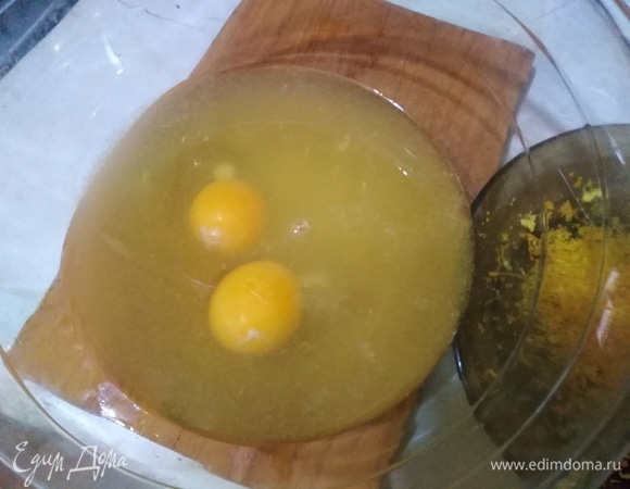 В сок вбить яйца, добавить сахар, соль. Перемешать венчиком.