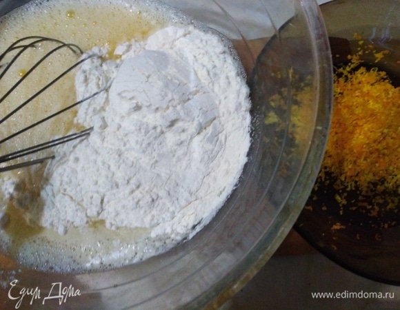 Влить растительное масло, всыпать муку. Размешать до гладкости.