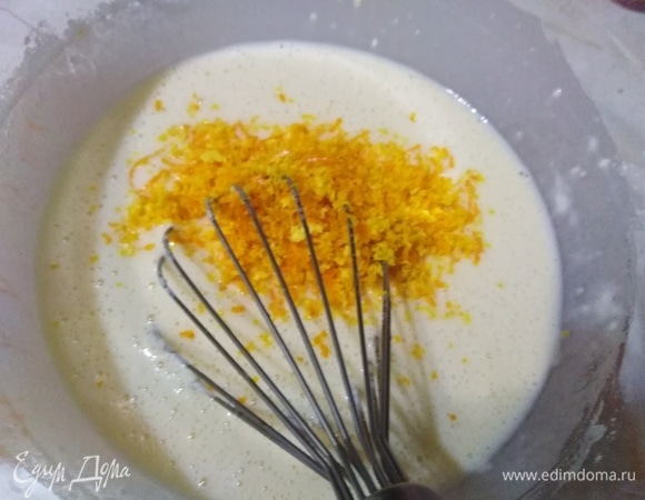 В тесто добавить цедру, перемешать.