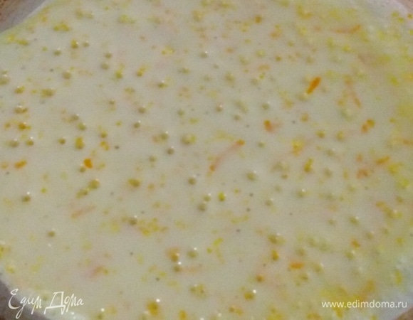 На разогретую сковороду влить порцию теста.