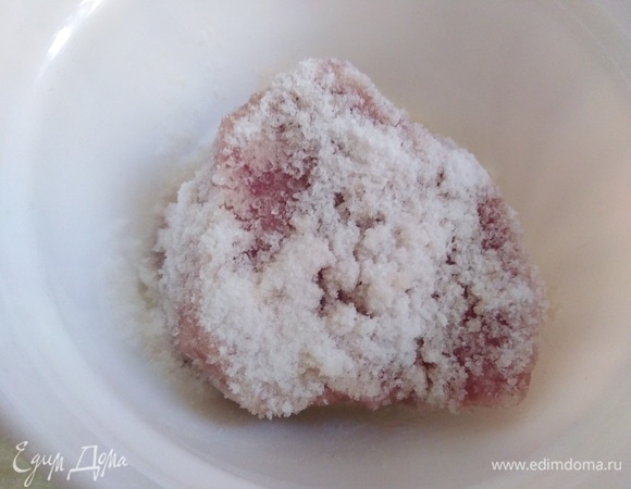 Обильно посыпать солью, чтобы получилась «шубка». Выложить в посуду, накрыть, убрать в холодильник на сутки.