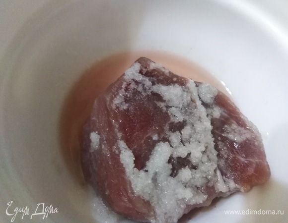 Свинину промыть от остатков соли.