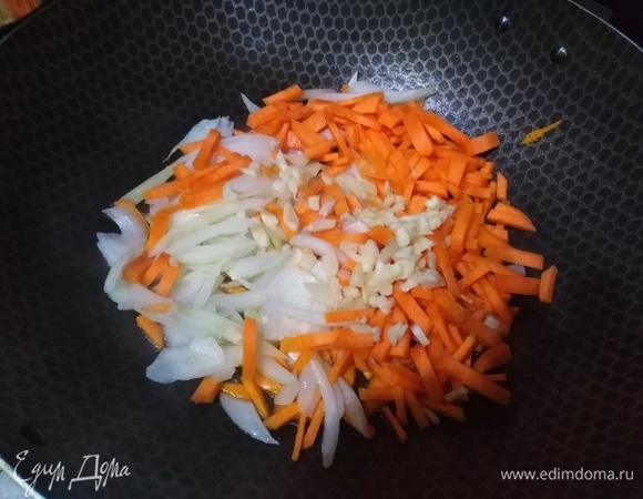 В оставшемся от жарки масле обжарить лук, чеснок и морковь.