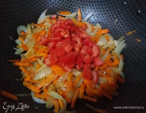 Добавить помидор. Обжаренные овощи отправить в кастрюлю с колбасой.