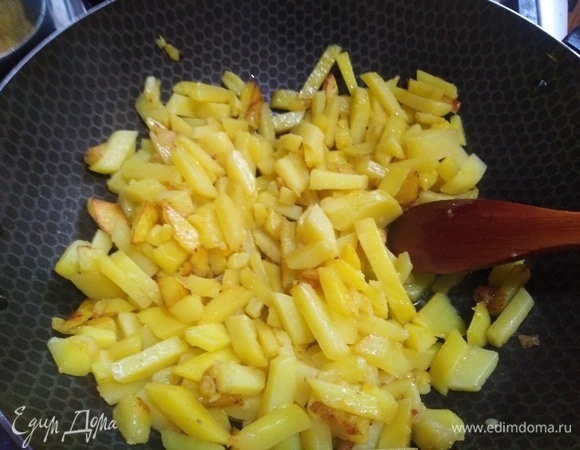 В сковороду влить 2 ст. л. растительного масла и пожарить картофель. Добавить его в суп.