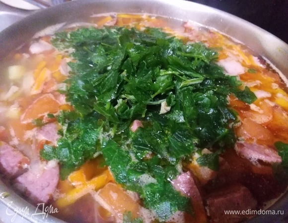 Всыпать в кастрюлю петрушку, соль по вкусу. Варить в течение 5–7 минут.