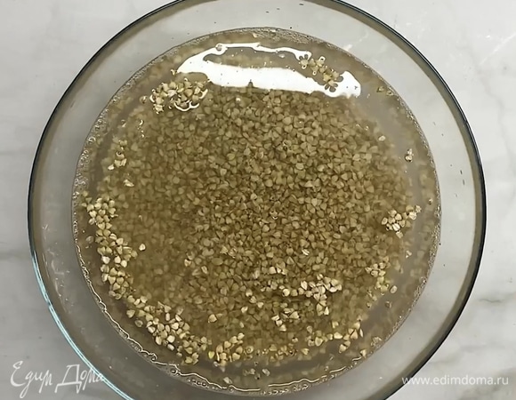 Гречку заливаем водой и оставляем на 12 часов.