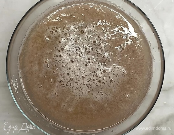 Вода потемнеет. Сливаем воду, хорошо промываем гречку.