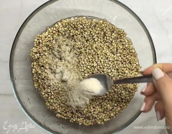 Заливаем новой водой (250 мл), добавляем соль.