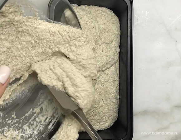 Подошедшую массу перекладываем в форму для хлеба.