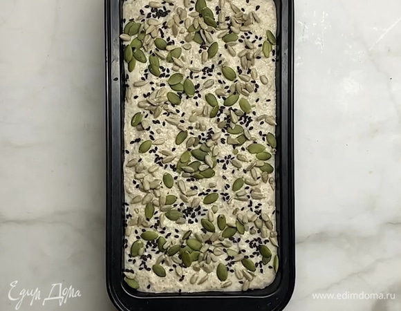 Сверху посыпаем семечками, кунжутом. Ставим в разогретую до 180°C духовку и выпекаем ~1,5 часа.