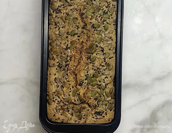 Готовый хлеб достаем из формы и оставляем остывать до конца, завернув в полотенце.