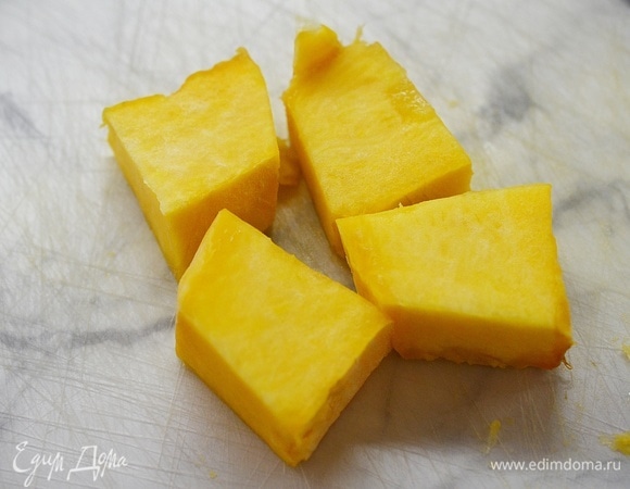 Тыкву нарежьте на произвольные куски, запеките в духовке до мягкости.