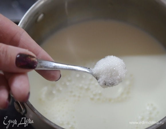 В кастрюлю влейте молоко, добавьте соль, сахар.