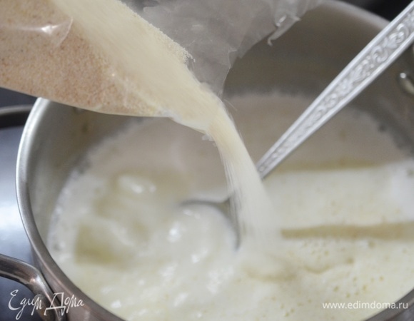 Тонкой струйкой всыпайте манку, постоянно помешивая.