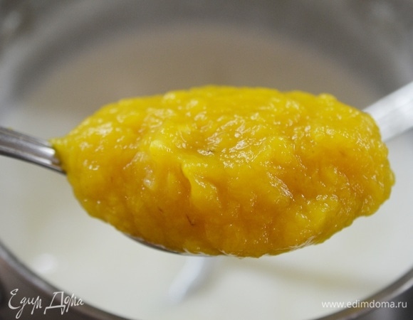 Добавьте тыквенное пюре, интенсивно перемешайте, доведите до кипения и снимите с огня.