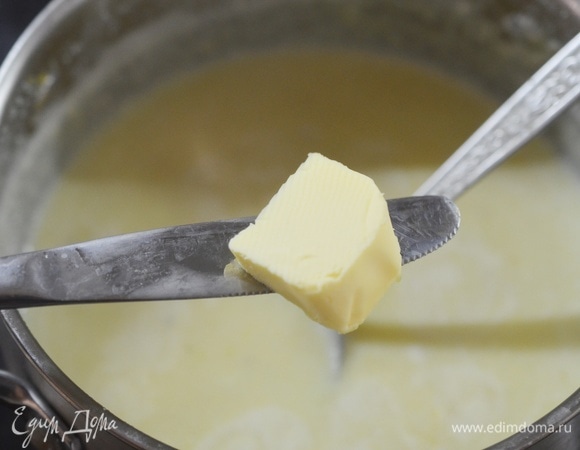 Добавьте сливочное масло.