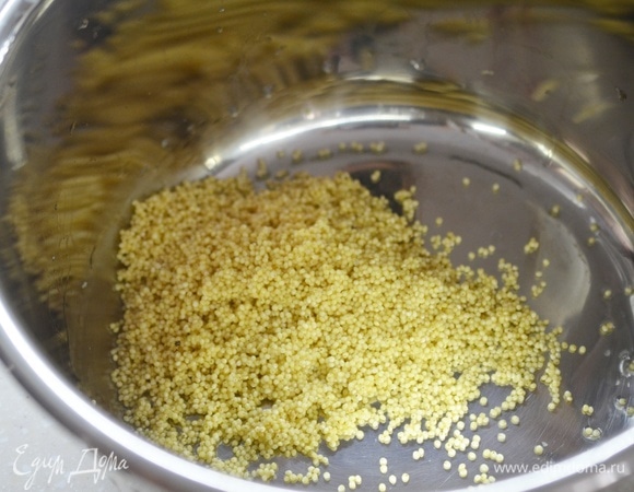 Насыпьте в чашу мультиварки.