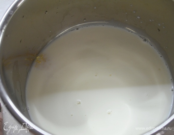 Влейте молоко.