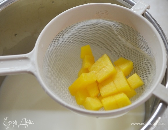 Тыкву почистите, нарежьте кубиками. Можно использовать и замороженную тыкву.