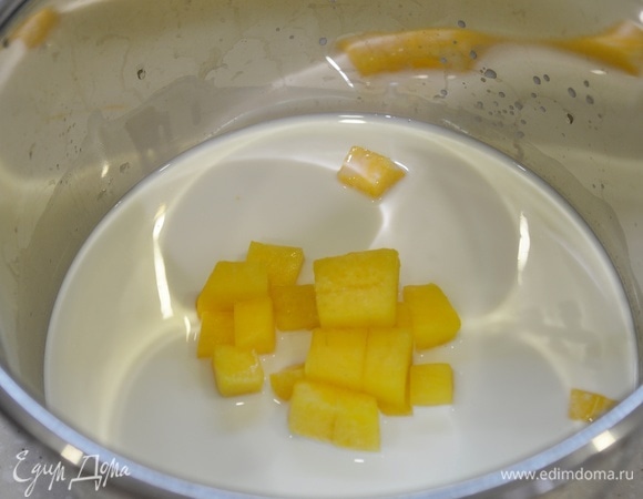 Добавьте в чашу мультиварки. Включите режим «Молочная каша» и доведите блюдо до готовности. Обычно это занимает около 10 минут.