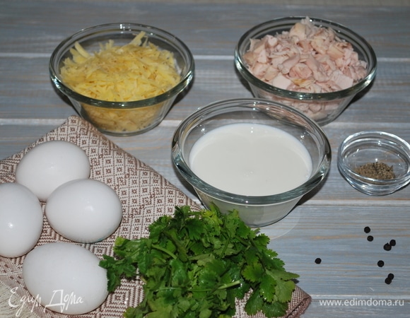 Для начинки сыр натрите на крупной терке, курицу нарежьте на мелкие кусочки, зелень кинзы вымойте и мелко порубите.