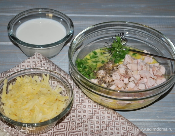 В большой миске взболтайте яйца с молоком, добавьте сыр, курицу, зелень, перец и соль по вкусу.