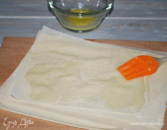 Тесто фило разрежьте на квадраты и, перед тем как выложить в форму, смажьте маслом.