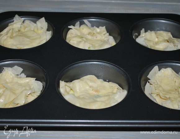 Начинку прикройте тестом, смажьте яйцом. Выпекайте в духовке при температуре 170°C 35 минут. Следите, чтобы тесто фило не пригорело.